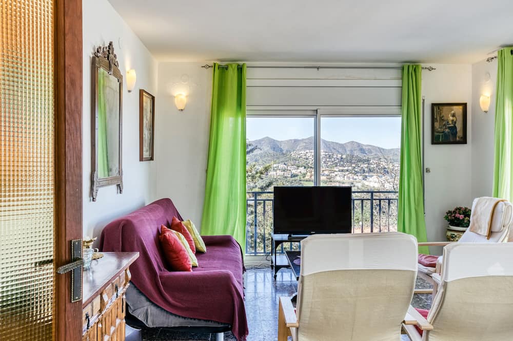 Llanca Apartment | Apartment 'Marval' with Sea View, Wi-Fi and Air Conditioning