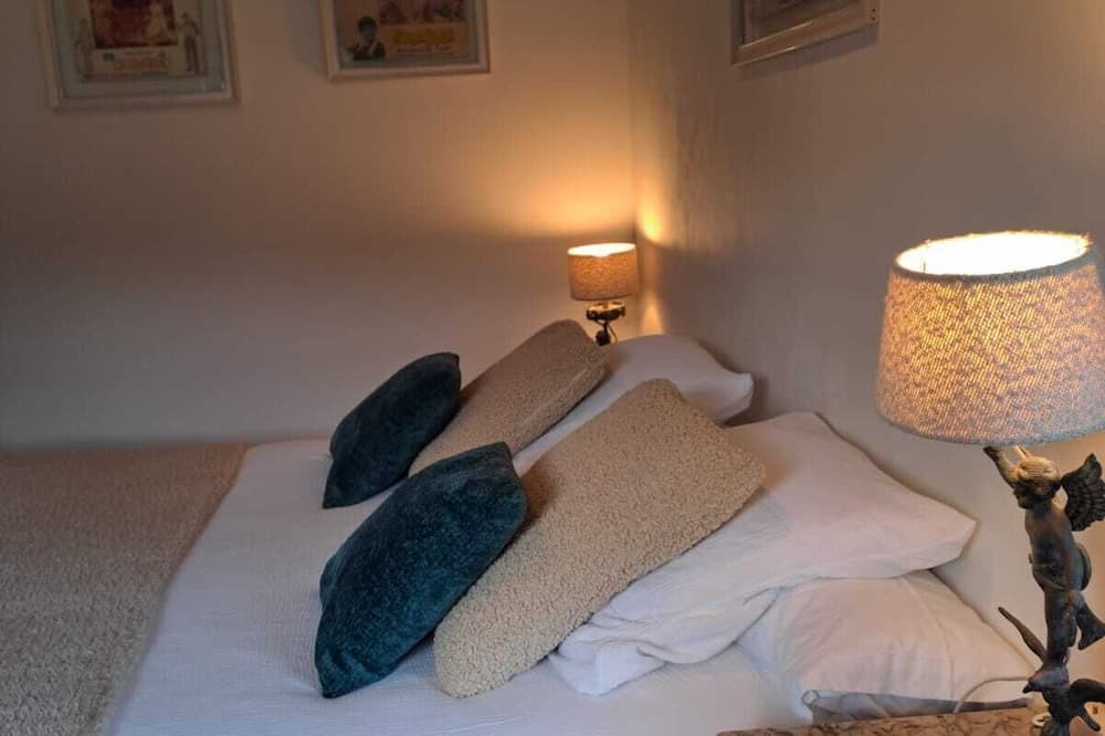 Grieges Bed & Breakfast | Renovated Farm House Bed breakfast close to Macon