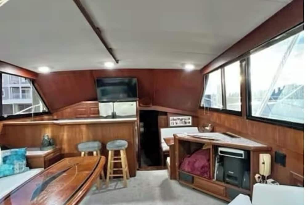 Stuart Boat Rental | Charming Yacht in lovely Stuart Queen Master Room with Full Bathroom & Smart TV
