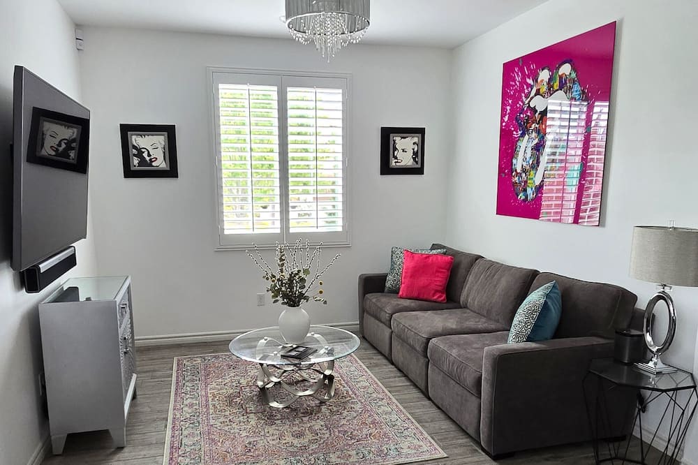 Simi Valley Apartment | Immaculately maintained Studio, with modern amenities, and great neighborhood.