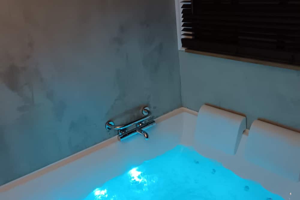 Nimes City Centre Apartment | In the heart of history, with an almost Roman spa for relaxation.