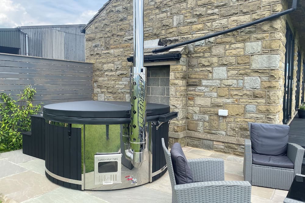 Honley House | Cosy 2 bedroom guesthouse in beautiful surroundings with hot tub. Pet friendly!
