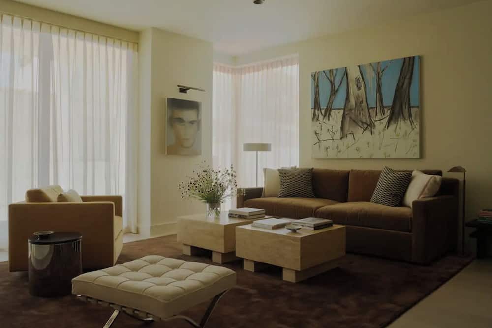 Williamsburg Apartment | Gorgeous 3-bedroom, 3 bedroom apt with deck, fitness room in welcoming Brooklyn