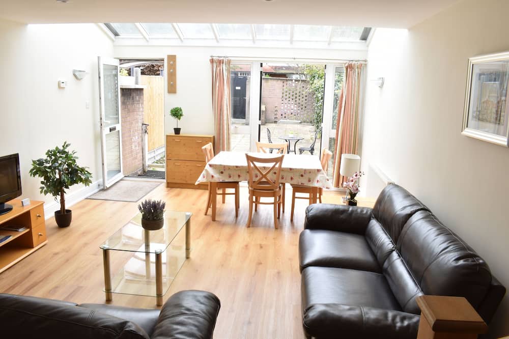 Twickenham Riverside House | Spacious 2-Bedroom House, Central Richmond