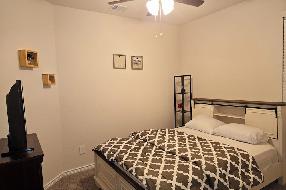 Lincoln Park House | Charming 1-bedroom in a house with WiFi and AC in delightful Aubrey area.