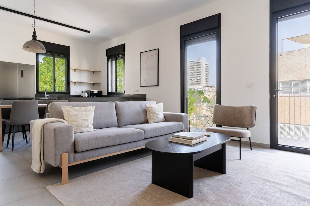 Tel Aviv Apartment | Blueground | Lev Hair, Spacious, 2 Balconies (TLV-22)