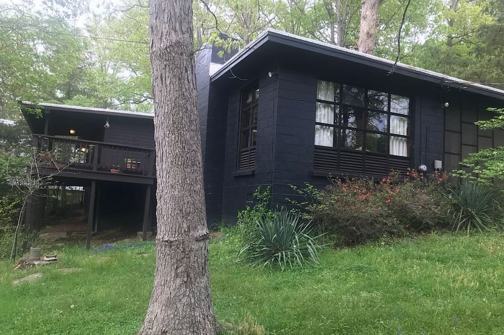 Cross Lanes Cabin | Rustic and restful 2-bedroom lake cabin in Cross Lanes with smart amenities.
