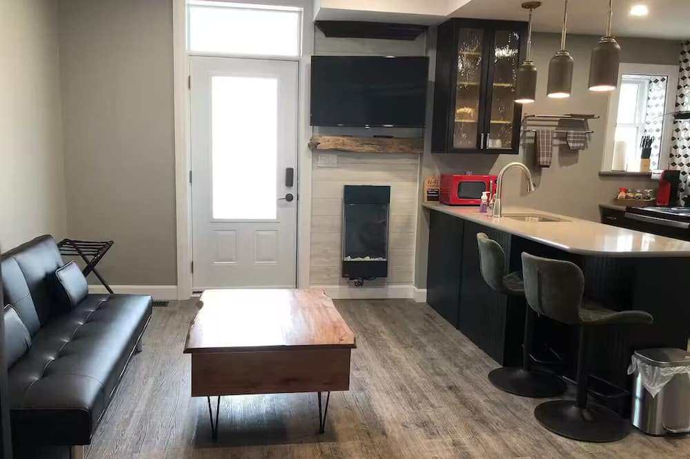 Inner Harbour Apartment | 1 bedroom modern suite, close to downtown.