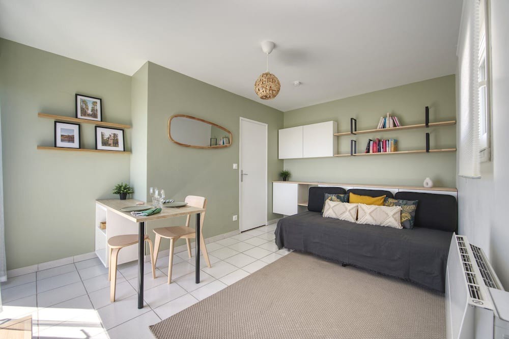 Costieres Apartment | The Palm Room ~ Cooling ~ Balcony ~ Parking