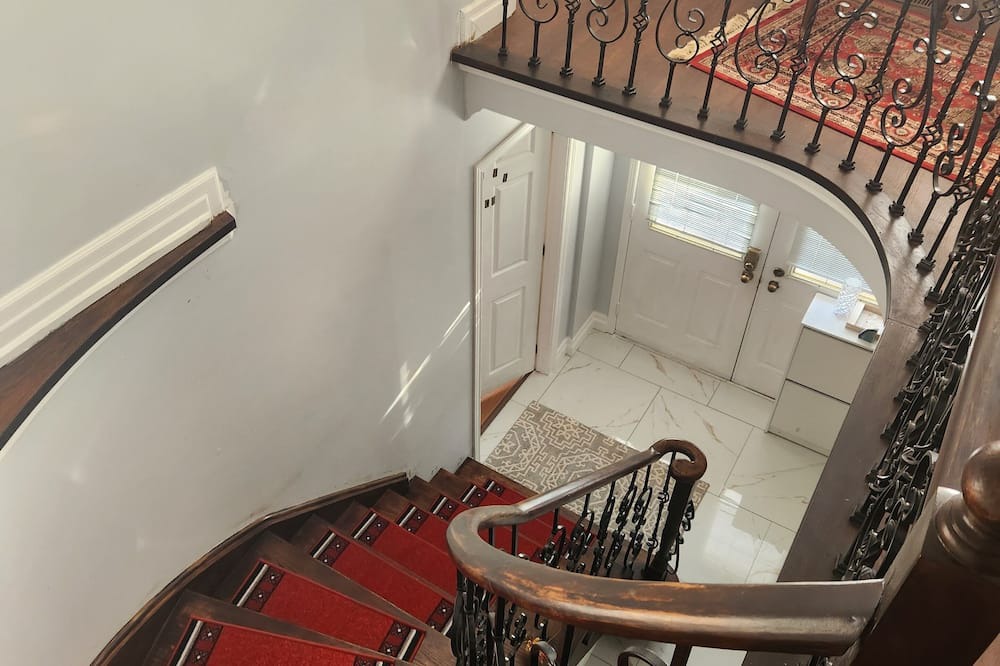 Brampton House | 25 minutes From YYZ Airport Luxurious 5 Bedrooms 3Bath Home with a POOL & WIFI