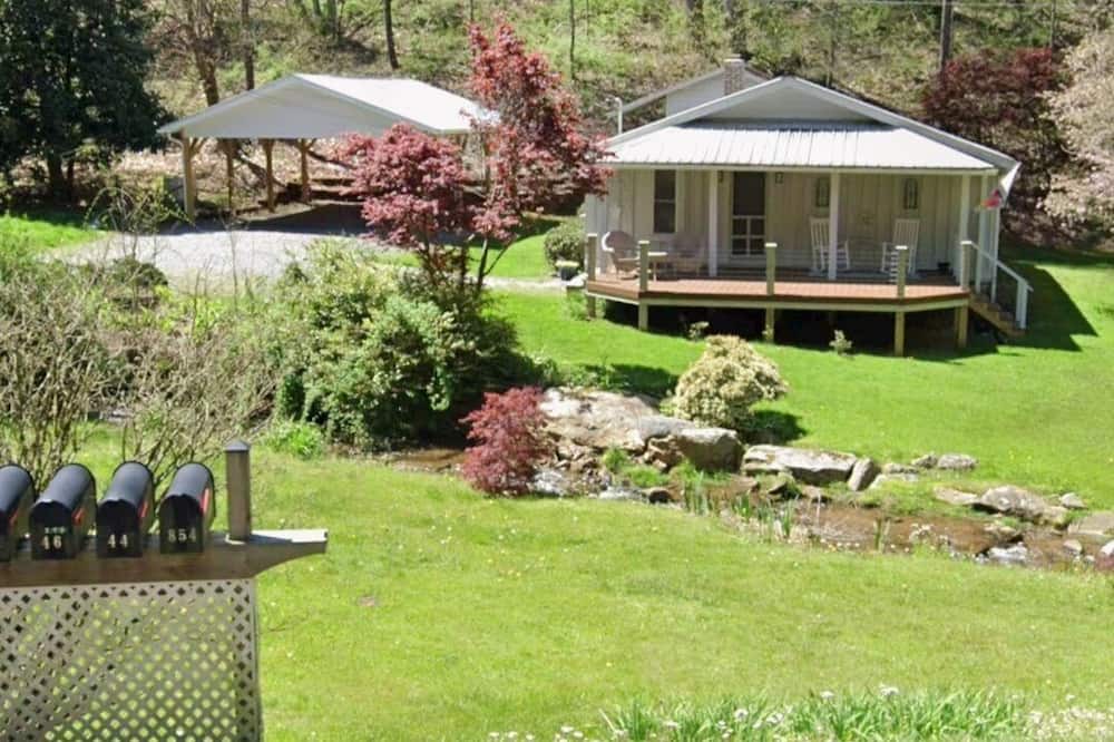 Ridgewood Estates Cabin | Relax and Recharge in a 1940's Creekside Cabin