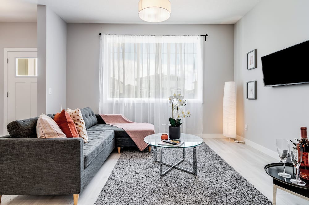 Chestermere House | New Home with Central AC, 15 Mins to YYC, 5 Mins to Lake & Stoney - Pets welcome