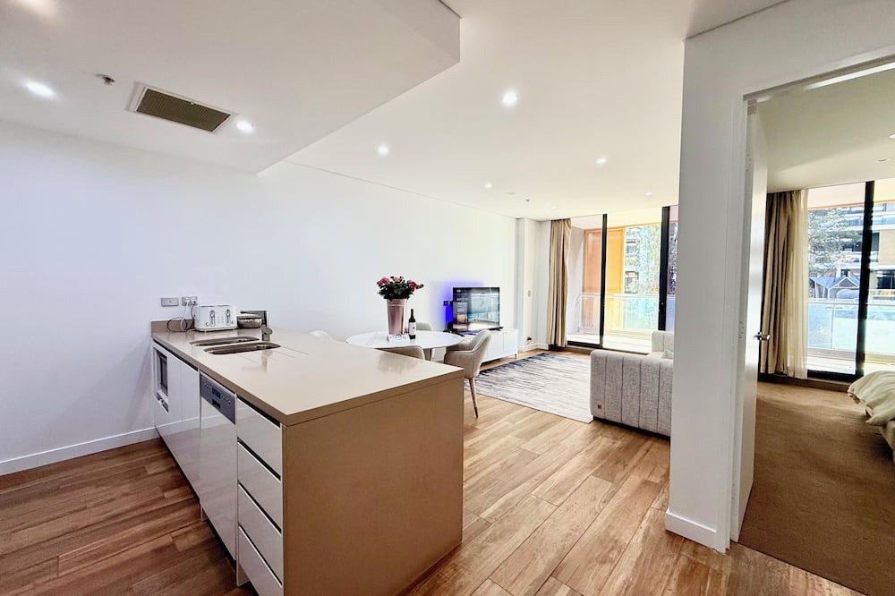 Mascot Apartment | Near airport city 2 mins to train, cafes, stores w parking