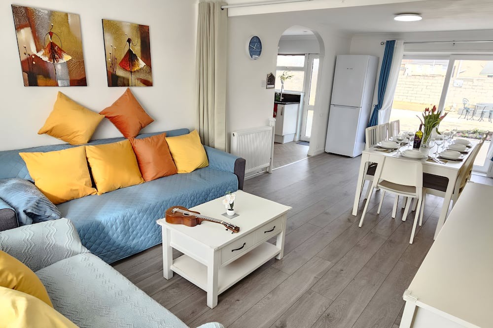 Port Talbot House | 6 Minutes Walk To The Beach /Easy Access Downstairs Bedroom/Wet Room.