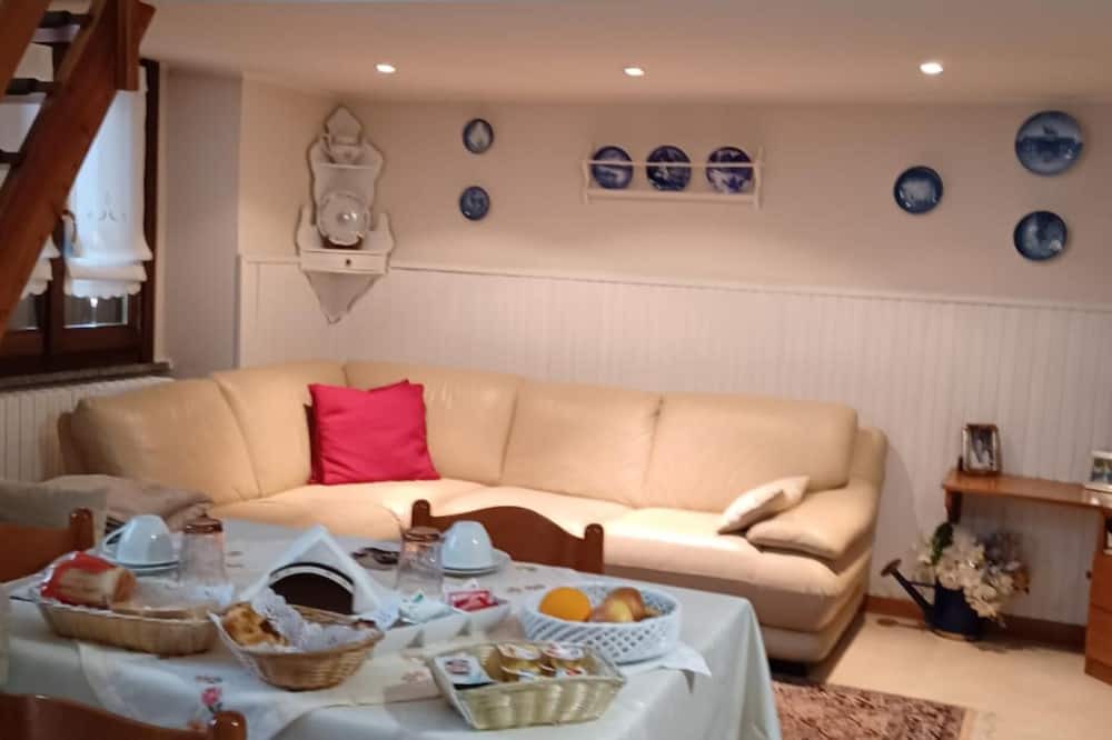 Burago di Molgora Apartment | Apartment 'Rosy' with Private Terrace, Wi-Fi and Air Conditioning