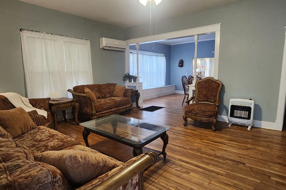 Clarksville House | Historic Downtown Craftsman, 3br/2ba with a yard