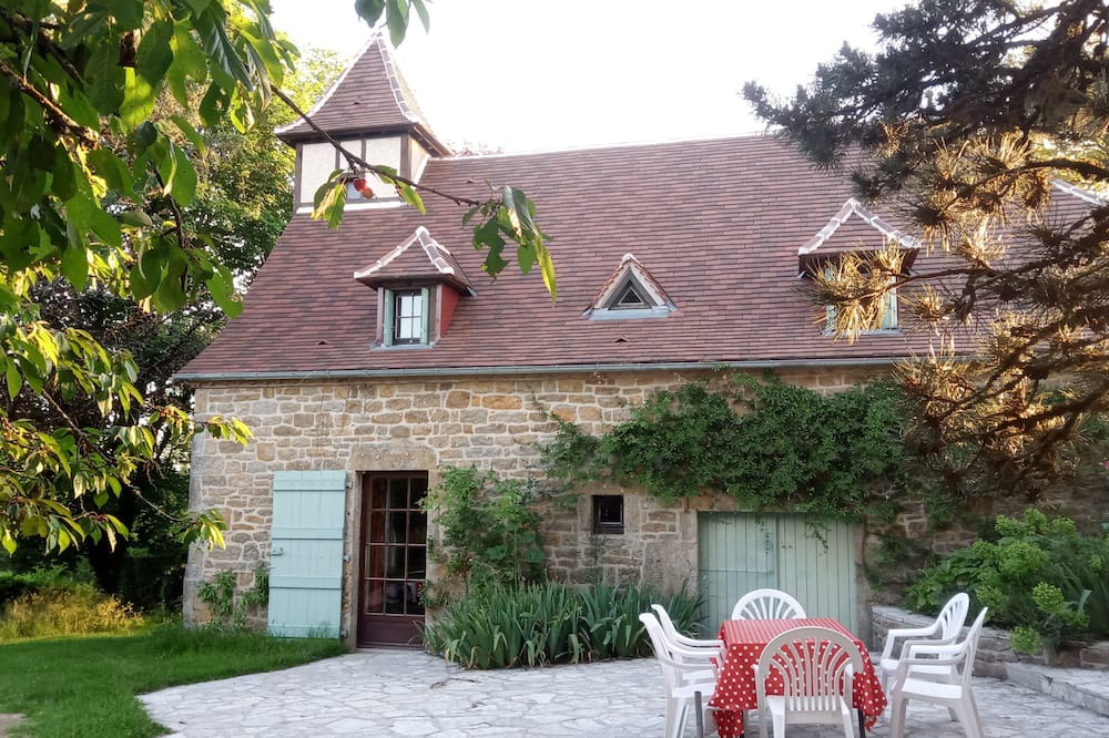 Miers House | Quiet stone cottage