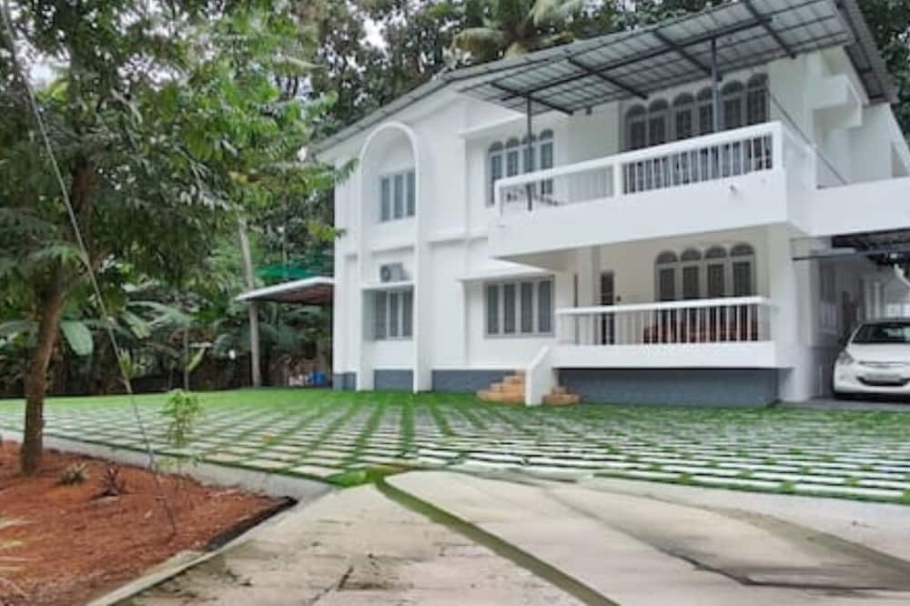Kottayam House | Genesis spaces non AC upto 4 guests Kottayam