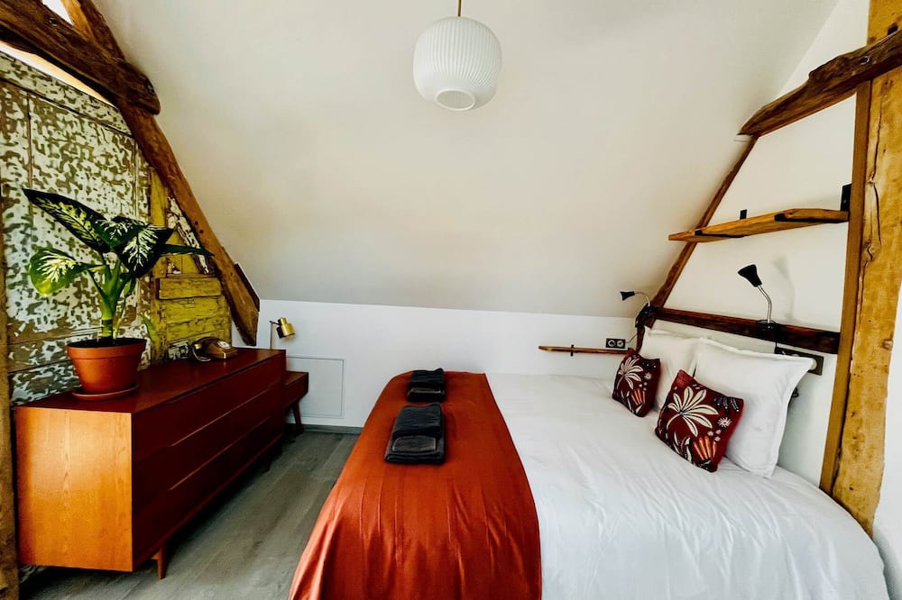 La Madelaine-sous-Montreuil Apartment | Studio, 2 people (upstairs)