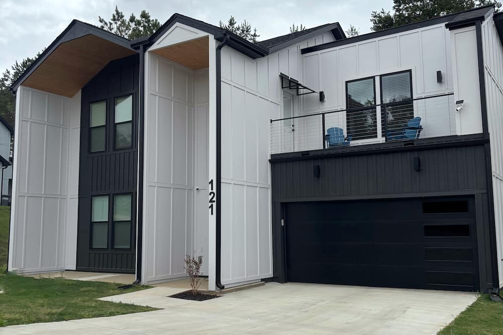 Welcome House | Modern, New Build Dog Friendly 3-bedroom home close to DT Greenville