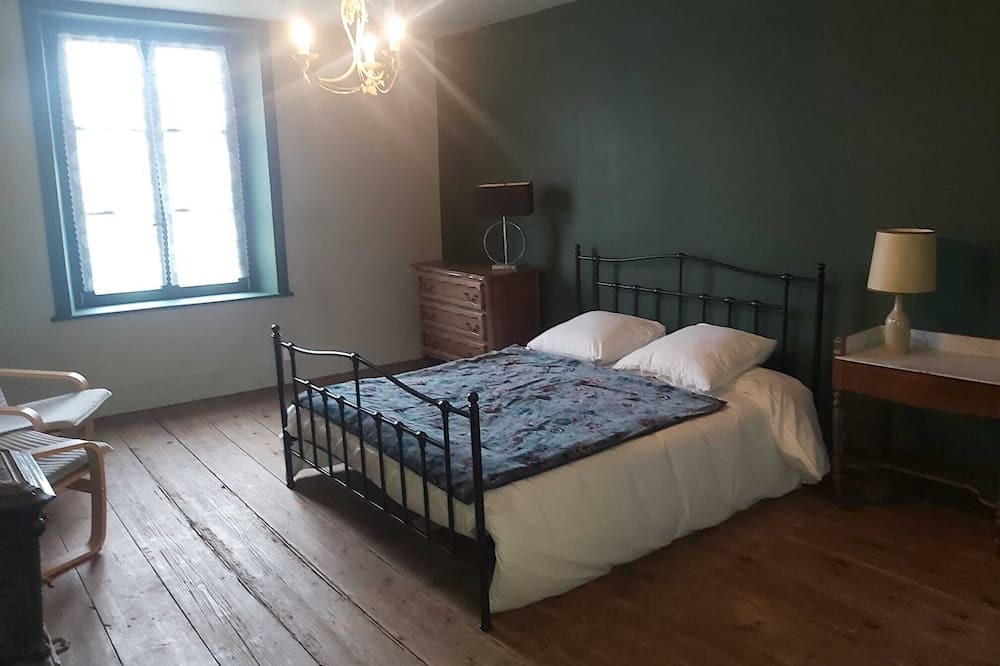 Monthureux-sur-Saone Bed & Breakfast | Chambre d'hôtes des Marchands in an old village hotel dating from 1934