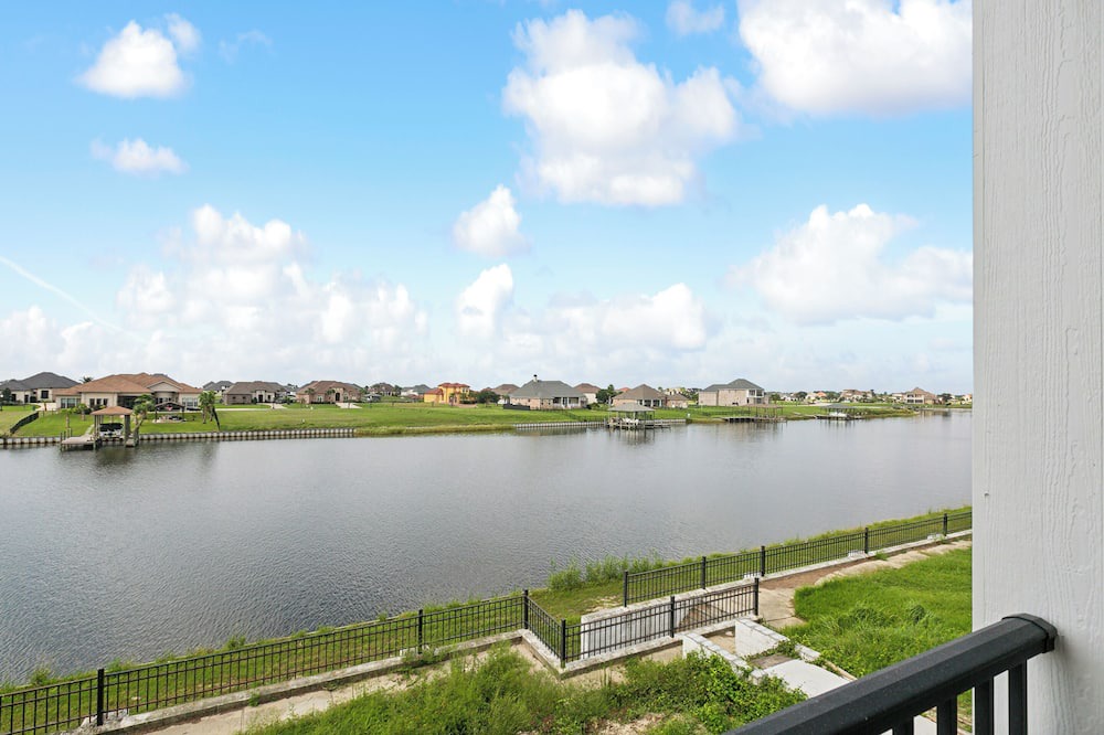 Slidell Apartment | Cozy Waterfront 2-bedroom apartment in serene Slidell
