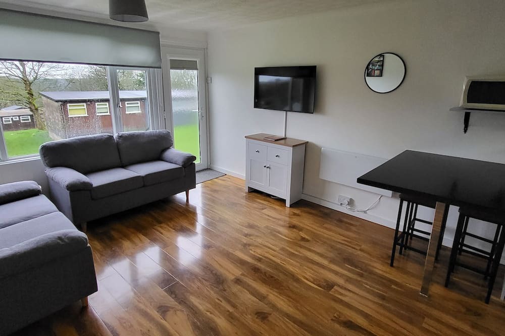 Kilkhampton Cabin | Bright and spacious 2 bedroom holiday lodge. Free wi-fi and pet friendly!