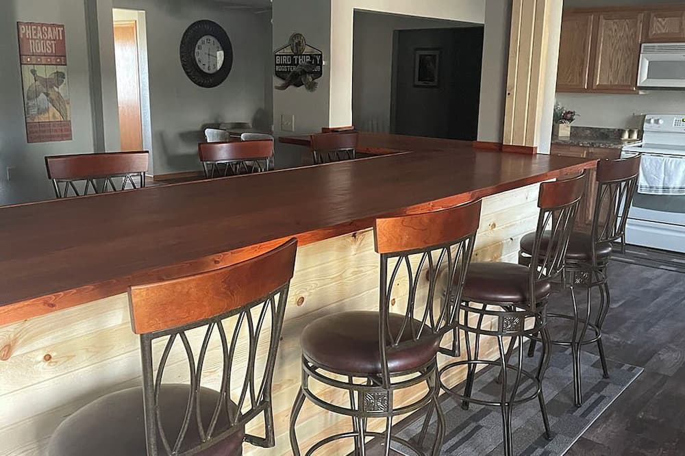 Lynch House | Spacious 5-bedroom house with WiFi, AC in charming Lynch