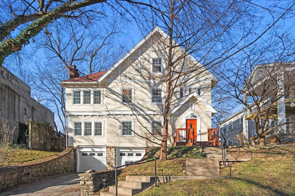 West Plaza House | Stylish 2 bd Stay Near Plaza & UMKC