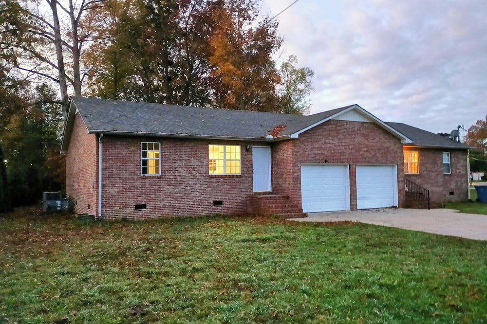 Manchester House | 2-bedroom house in lovely Manchester TN; Easy Access to Bonnaroo Festival 2025