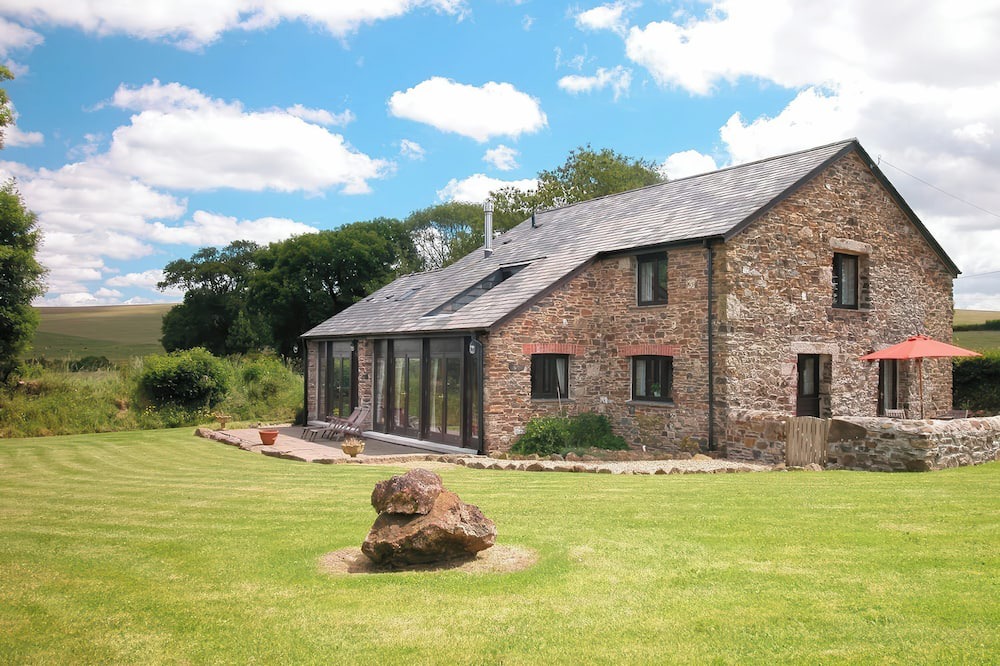 Mary Tavy Cottage | THE RED BARN, pet friendly, luxury holiday cottage in Lydford