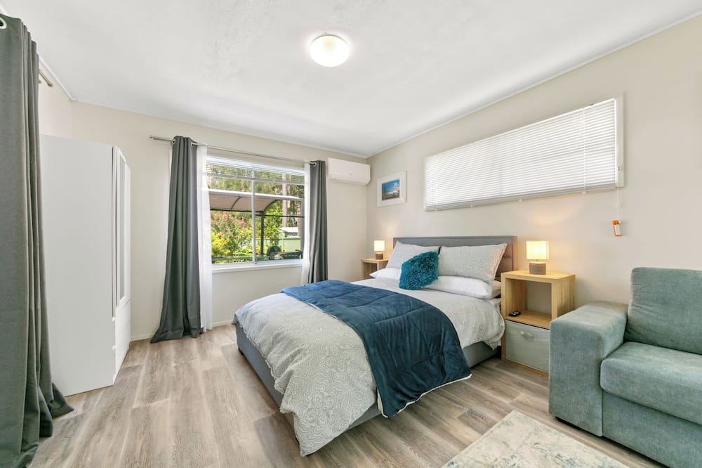 Central Coast Apartment | Lake Front Studio Pet Friendly, near The Entrance, Nora Head and Soldiers Beach
