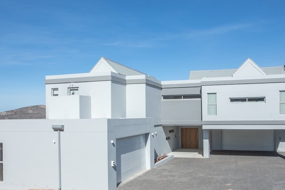 Langebaan Villa | Spacious 5-bedroom villa in tranquil Langebaan with heated pool