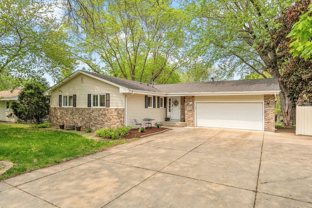 Plymouth House | 4-bedroom house in peaceful Minneapolis with AC, WiFi