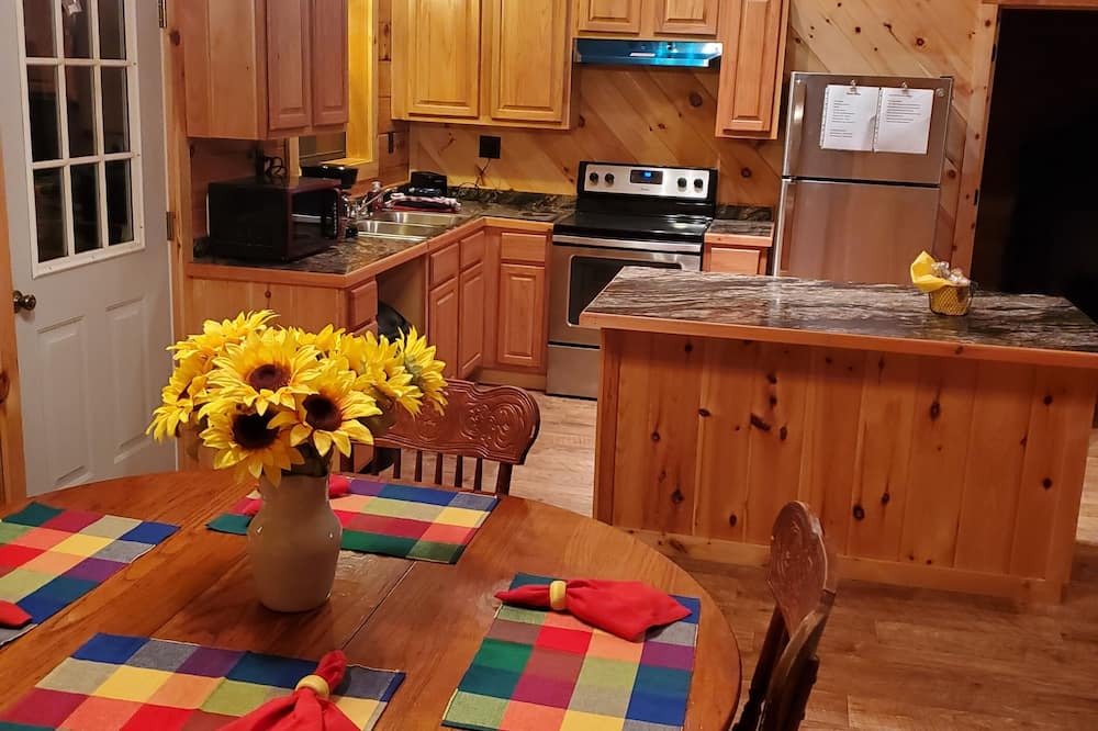 Winona Cabin | Charming ranch style log cabin with AC in scenic Winona
