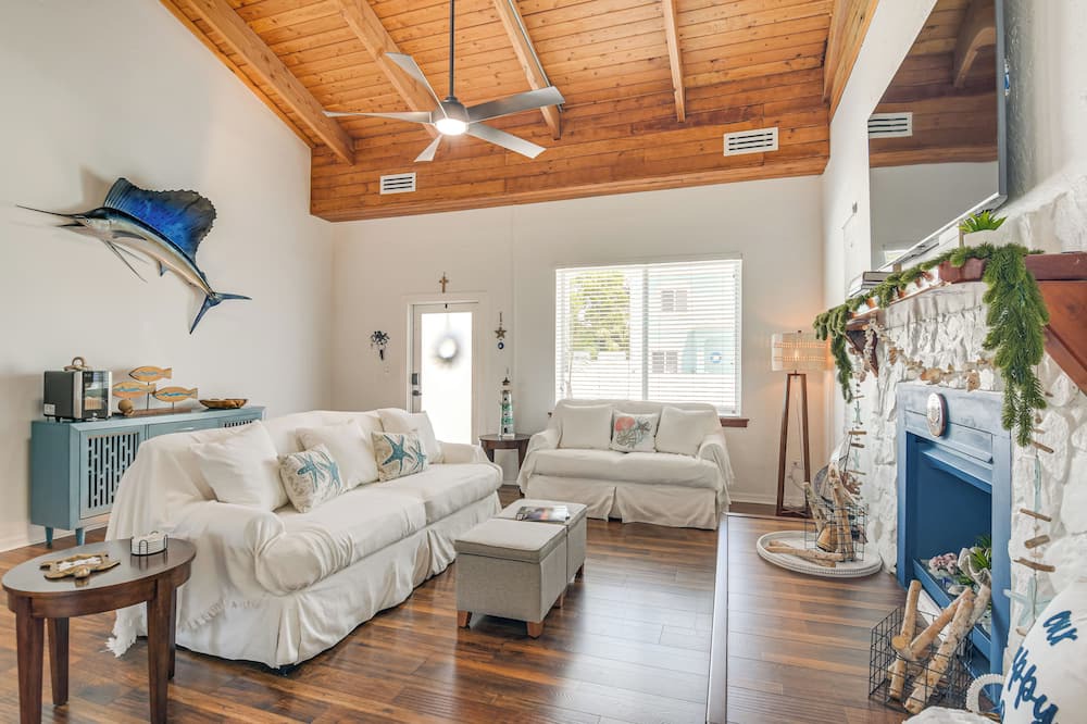 Key Largo Park House | 1 Mi to Key Largo Marina: Coastal Home w/Hot Tub!