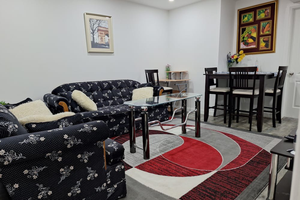 Saskatoon House | The Hampton Suite (near Airport & Downtown)