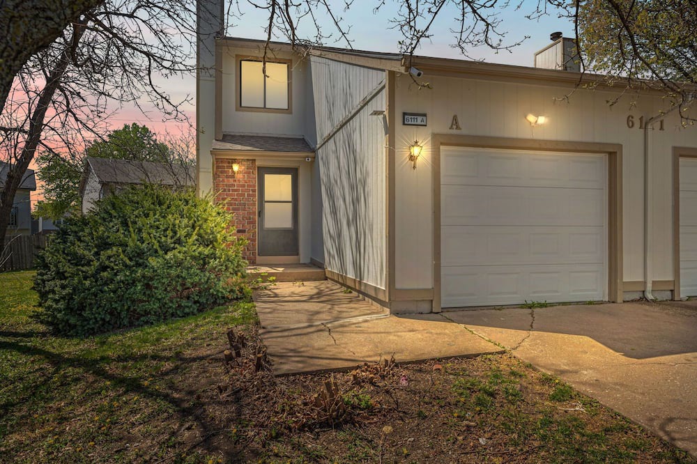 Southwest Topeka House | Spacious townhome - 2-bedrooms with King Beds in quite cul-de-sac - sleeps 6