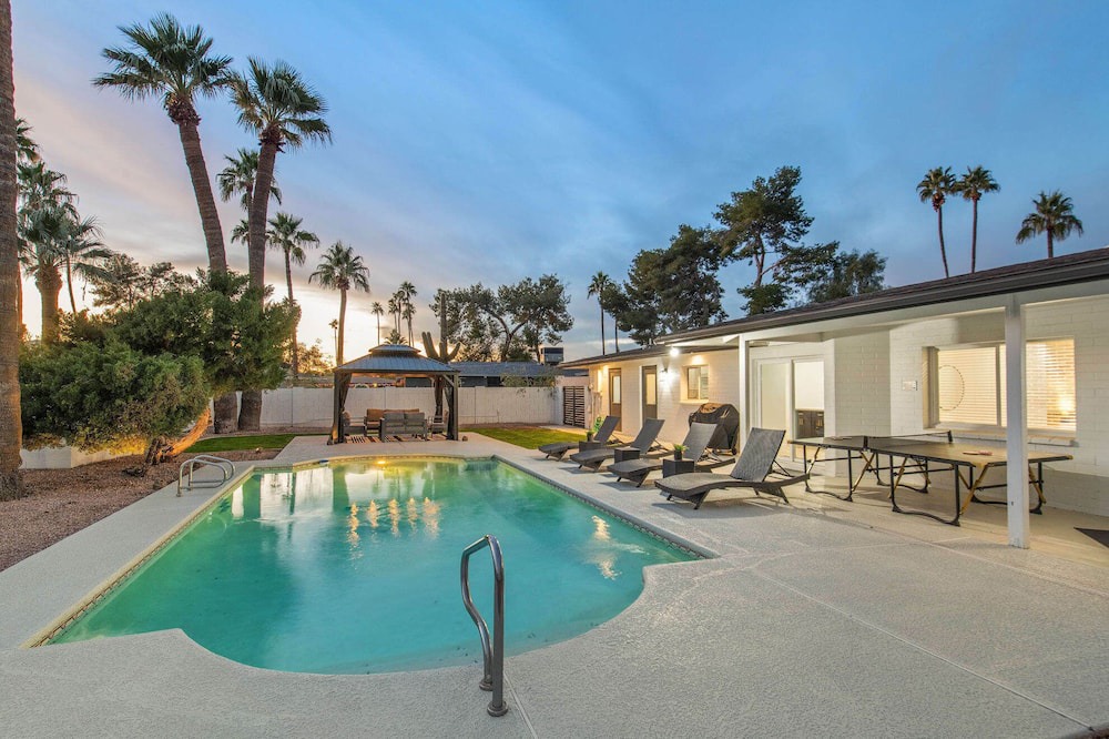 South Scottsdale House | Scottsdale Classic - Luxury Home w/5 Beds & Pool!