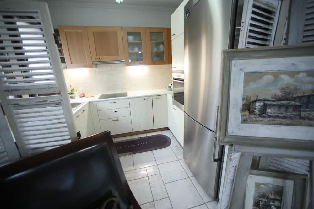 Kastoria Apartment | Χαλαρώστε σε αυτόν τον ήρεμο, κομψό χώρο με τζάκι ιδιωτικό παρκινγκ και γραφείο