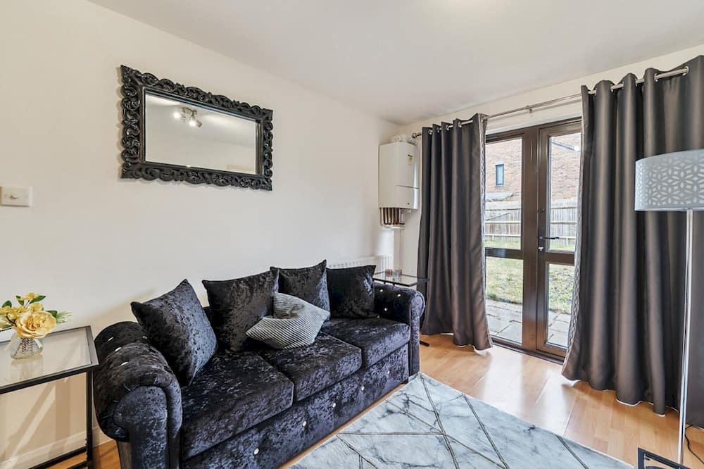 Weybridge Apartment | Cosy 1Bed Weybridge Ideal for 2! | Pass the Keys