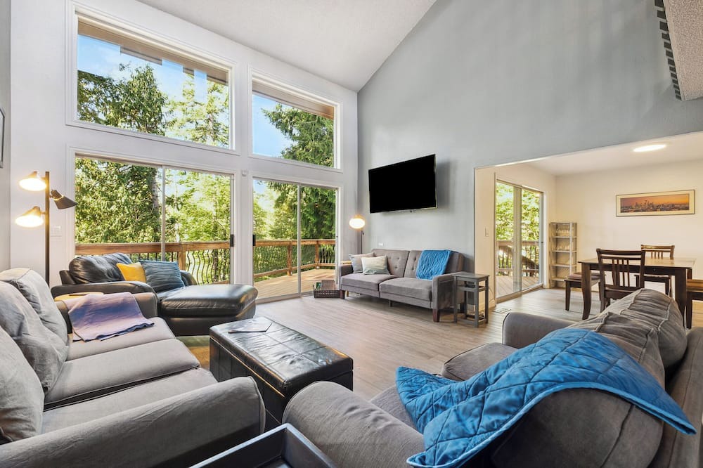 Enumclaw House | Spacious 4-bedroom house, Enumclaw near Mt Rainier Nat'l Park in natural setting