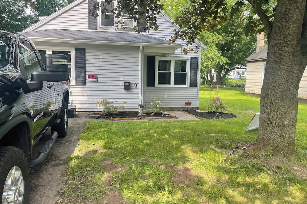 Baldwinsville House | Charming 3-bedroom house in wonderful Baldwinsville with WiFi