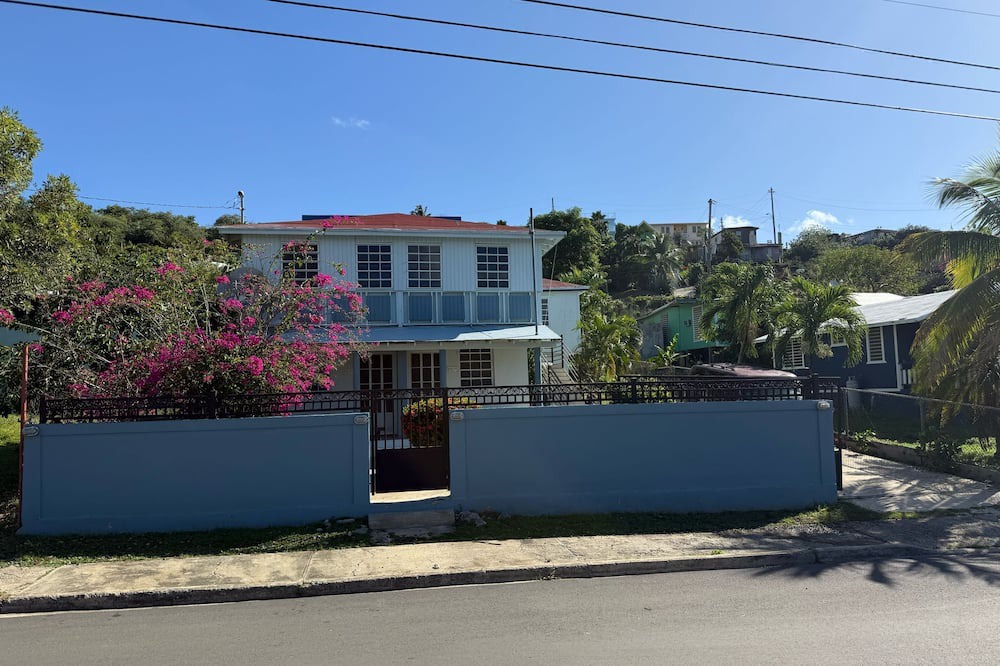 Culebra Pueblo House | Cozy 3-Bedroom Apartment in Culebra – Sleeps 6, Steps from Adventure!