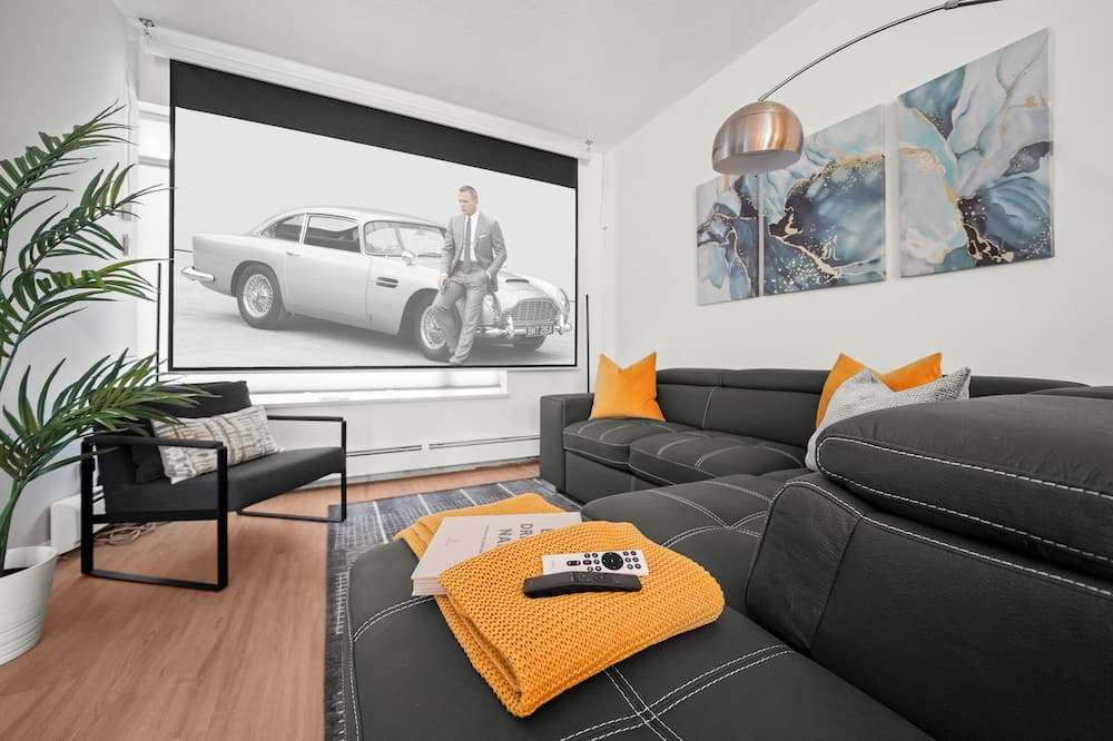 Gastown House | Luxury 3 Bedroom Townhome in Downtown Vancouver with Rooftop Patio