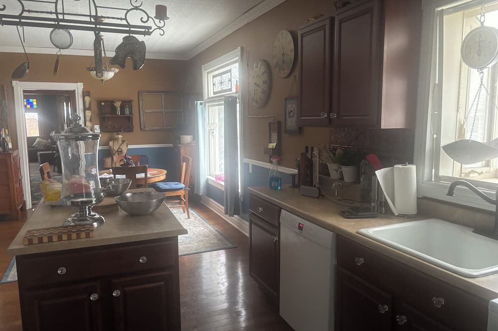 Algonac House | Lovely 2-bedroom Victorian home with AC in Algonac. Near shopping and the river
