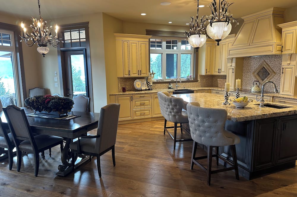 Sicamous House | Luxury home in Sicamous, overlooking Mara lake in the Shuswap