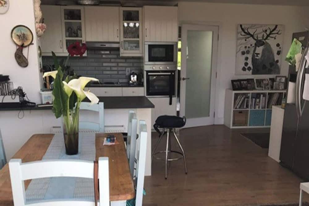 Dublin House | Coastal Hideaway - Sleeps 4 & Free Parking