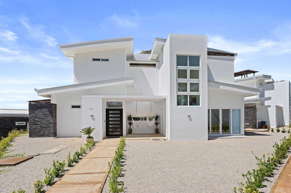 Santa Barbara House | Brand New Professionally Decorated Luxury 5 Bed Avellanas Home Minutes to Beach