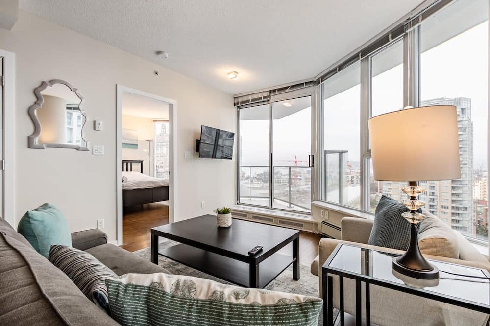 Crosstown Condo | Spacious Two Bedroom/Two Bathroom Condo in Central Downtown Vancouver